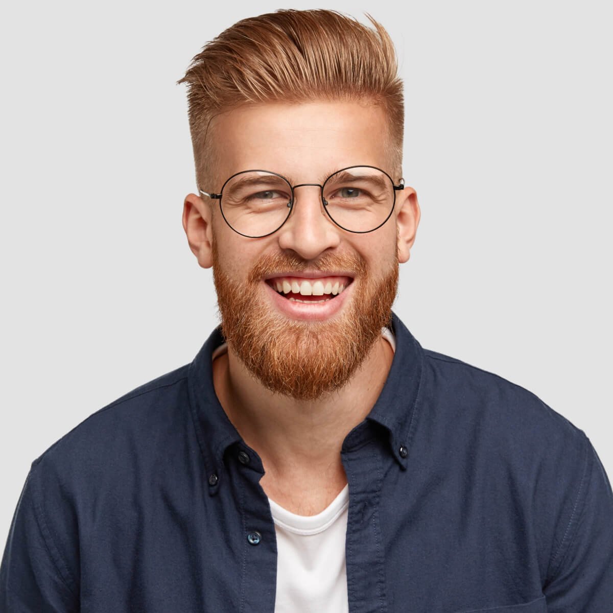Fröhlicher rothaariger Mann mit Bart und Brille