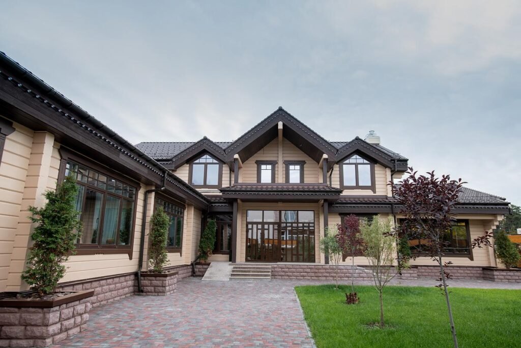 Großzügiges Landhaus mit gepflasterter Auffahrt und Garten