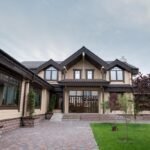 Großzügiges Landhaus mit gepflasterter Auffahrt und Garten