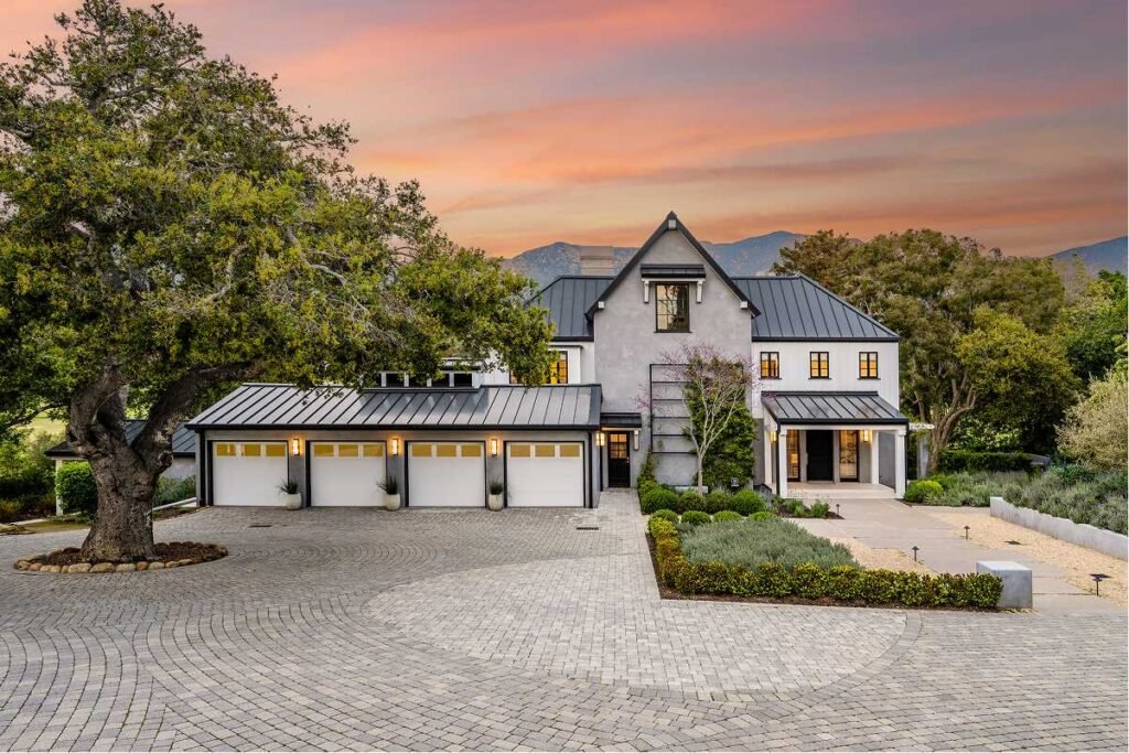 Elegante Luxusvilla mit Dreifachgarage bei Sonnenuntergang