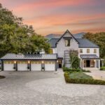 Elegante Luxusvilla mit Dreifachgarage bei Sonnenuntergang