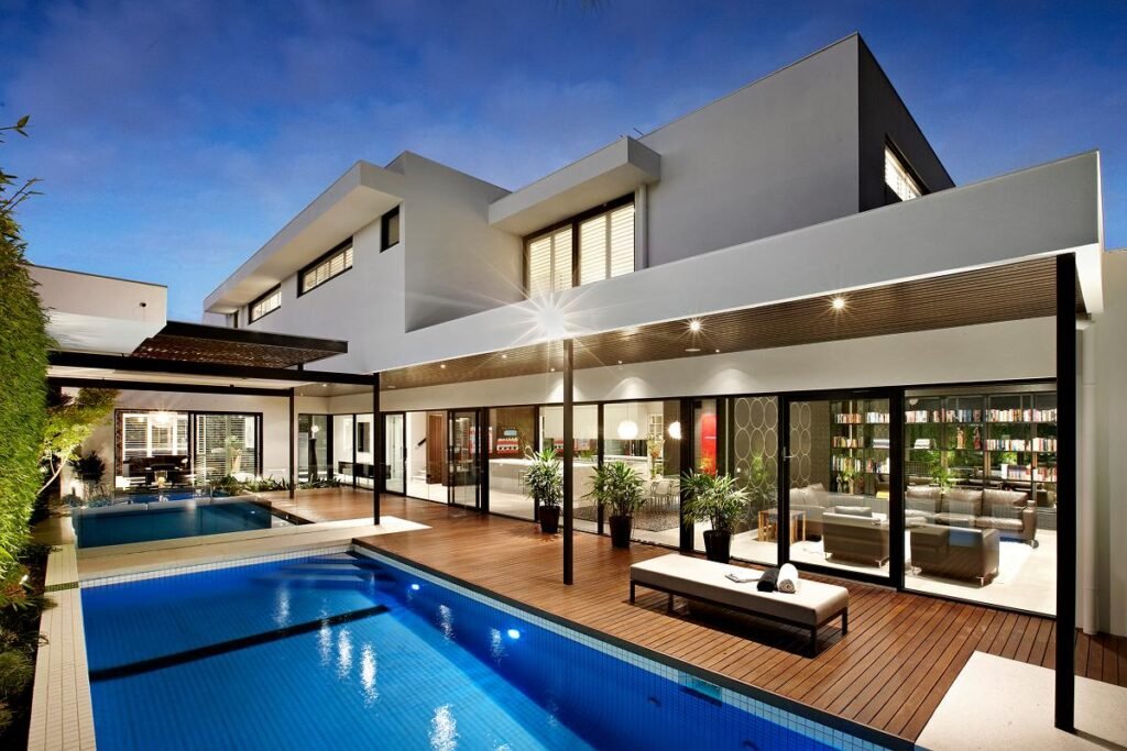 Moderne Luxusvilla mit Pool, Holzterrasse und Glasfassade