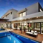 Moderne Luxusvilla mit Pool, Holzterrasse und Glasfassade