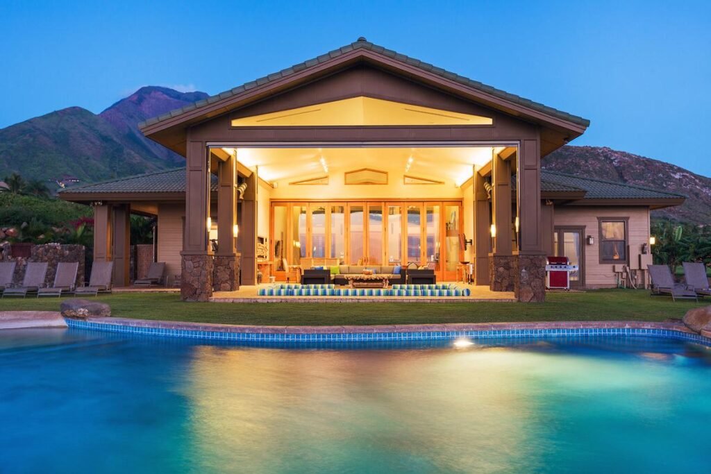 Exklusive Villa mit Terrasse und großem Pool bei Dämmerung