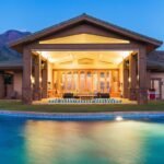 Exklusive Villa mit Terrasse und großem Pool bei Dämmerung